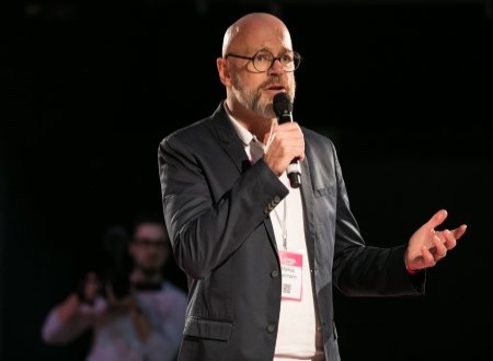 Präsident Markus Herrmann erklärt die neuen Markenwerte