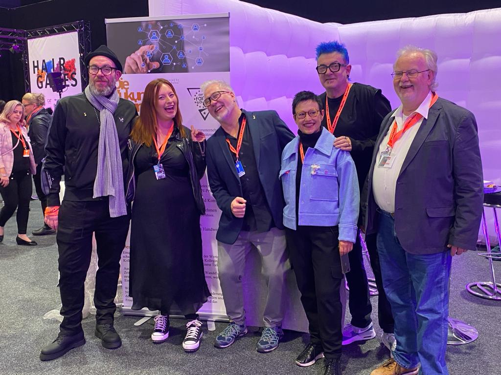 Rene Krombholz mit Rebecca Kandler sowie Dirk Tess, Ralf Baier, Franca Schnell und weiteren Mitstreitern des Mutmacher-Teams
