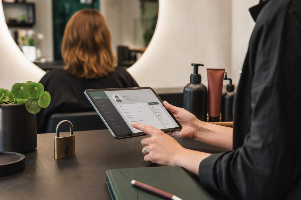Digitale Kundendaten werden im Friseursalon geschützt und verantwortungsvoll verwaltet