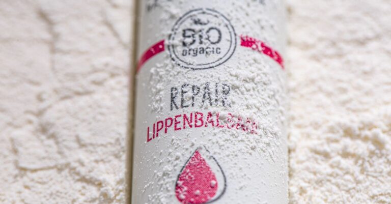 Nahaufnahme eines Naturkosmetik-Lippenbalsams auf hellem Untergrund