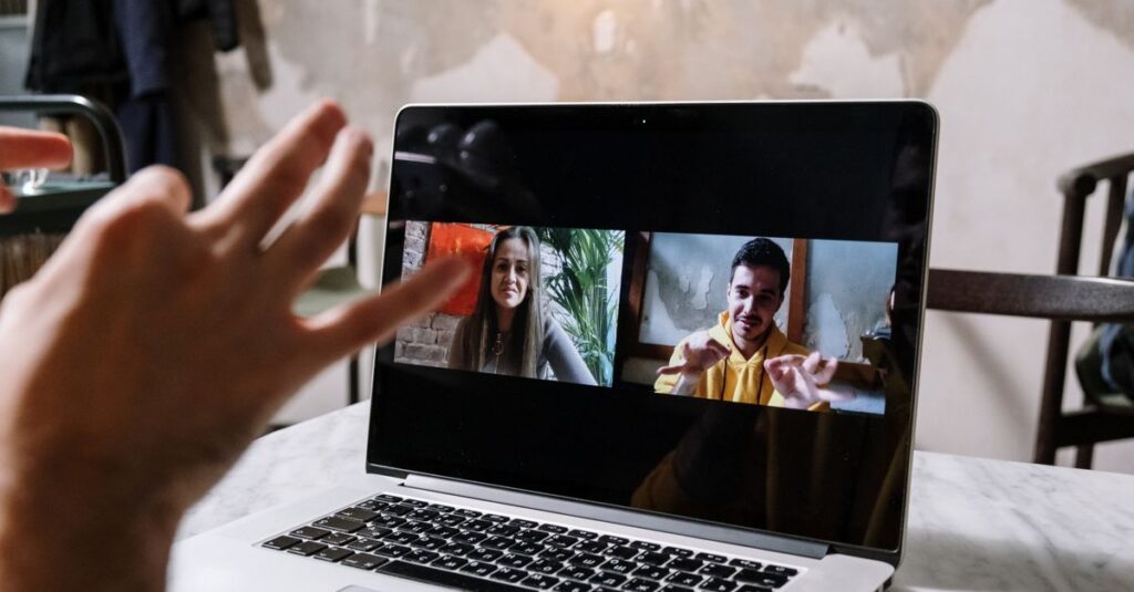 Person nimmt an einem Videogespräch mit zwei Menschen am Laptop teil