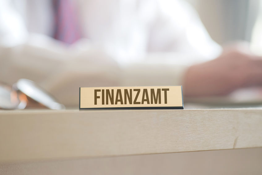 Schild Finanzamt auf einem Schreibtisch in einer Behörde
