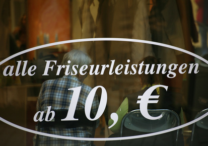 Schaufenster eines Friseursalons mit Preiswerbung alle Friseurleistungen ab 10 Euro