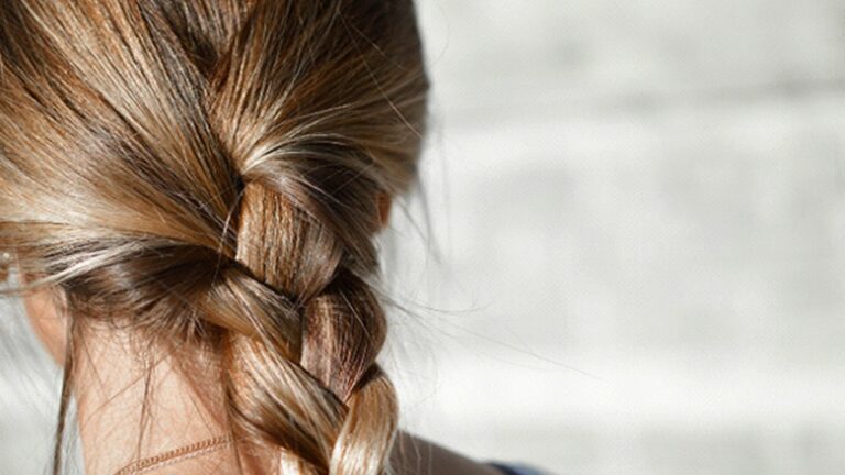 Top Weihnachtsfrisuren 2024: Trends und Tipps
